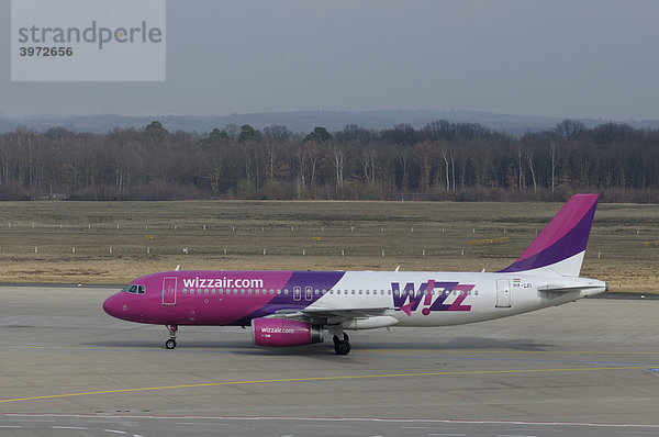 Verkehrsflugzeug der Wizz Air  Ungarn  Airbus A320-200 auf dem Flughafen Düsseldorf International  Nordrhein-Westfalen  Deutschland  Europa