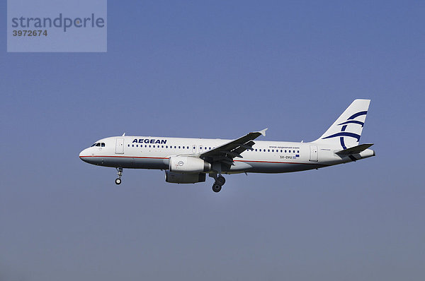 Verkehrsflugzeug Airbus A 320 der Aegean Air im Flug  Aegean Airways  griechische Airline