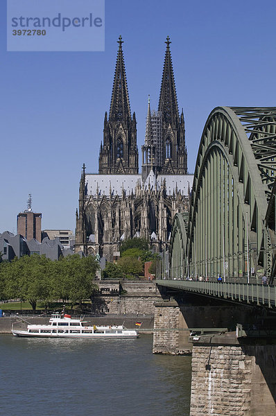 Kölner Dom  vorne die Hohenzollernbrücke mit Rhein und Schiff Willi Ostermann der KD  Köln  Nordrhein-Westfalen  Deutschland  Europa