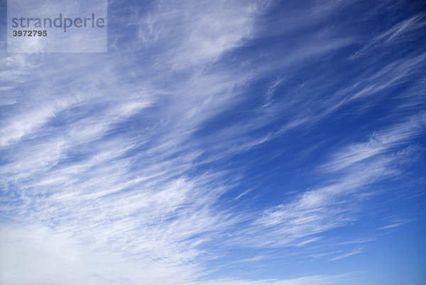 Wolkenschleier vor blauem Himmel