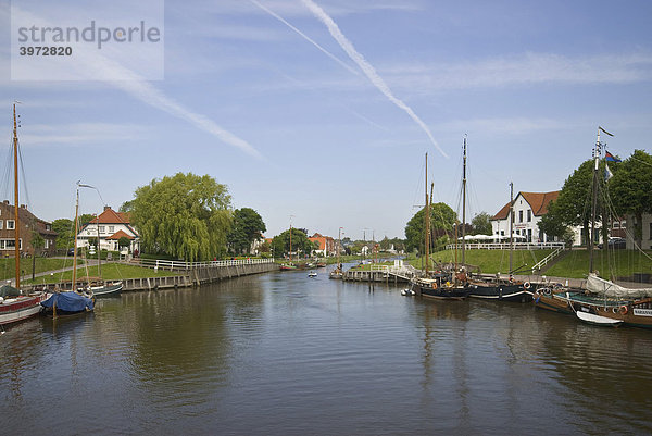 Alter Hafen  Museumshafen Carolinensiel  historische Plattboden-Segler im Hafen  Blick auf die Harle Richtung Harlesiel  Wittmund  Ostfriesland  Niedersachsen  Deutschland  Europa