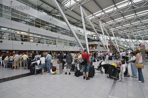 Airport Düsseldorf International  Warteschlange vor Abfertigungsschalter  Reisezeit  Nordrhein-Westfalen  Deutschland  Europa