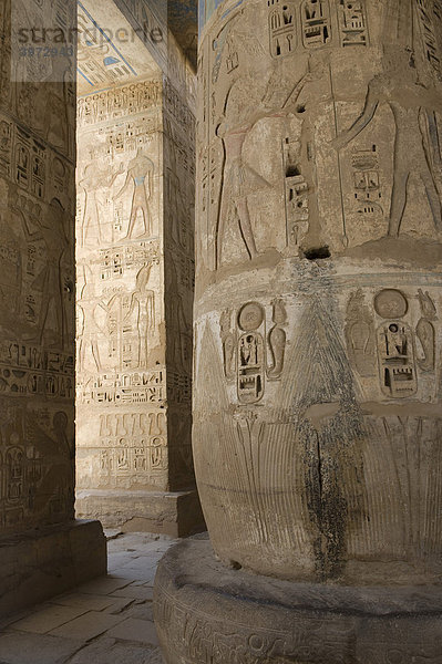 Totentempel Ramses III. in Medinet Habu  Säulen mit Hieroglyphen  Theben West  Luxor  Ägypten  Afrika