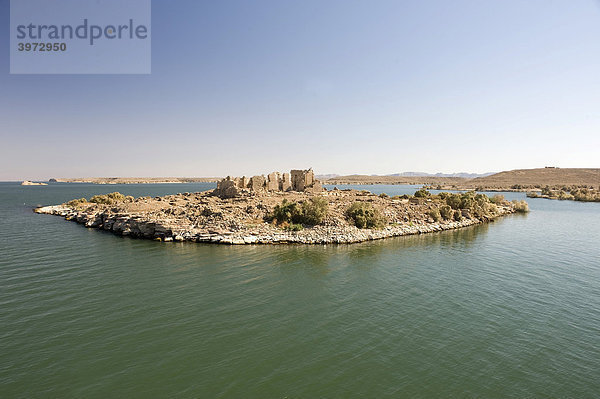 Insel mit Ruinen  ehemaliger Ort Qasr Ibrim  Nasser-See  Ägypten  Afrika