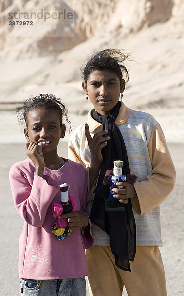 Nubische Kinder verkaufen selbstgebastelte Puppen  Theben West  Luxor  Ägypten