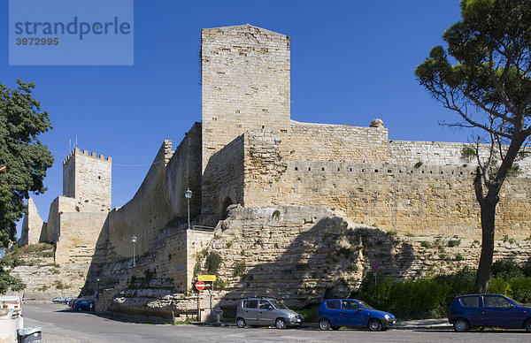 Burgmauern und Türme des Castello di Lombardia  Enna  Sizilien  Italien