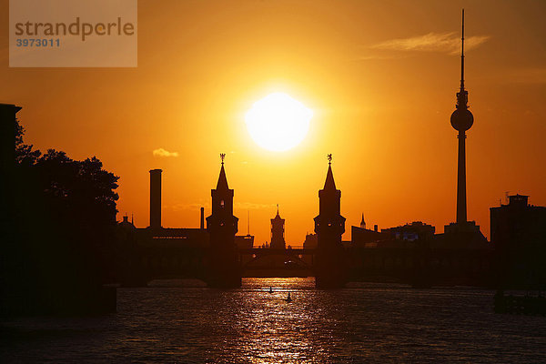 Sonnenuntergang über der Spree  Oberbaumbrücke  Rotes Rathaus und Fernsehturm in Berlin  Deutschland