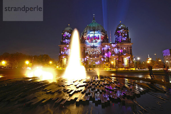 Illuminierter Berliner Dom mit Springbrunnen während des Festival of Lights in Berlin  Deutschland