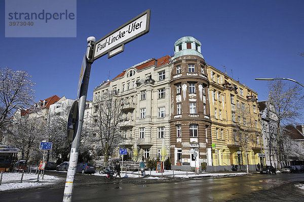 Altbau mit Cafe Senti  Paul-Lincke-Ufer in Berlin  Deutschland