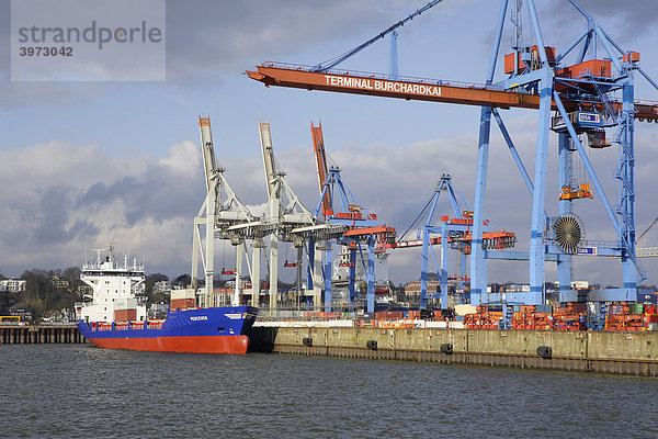 Frachtschiff im Containerterminal Burchardkai im Hamburger Hafen  Hamburg  Deutschland