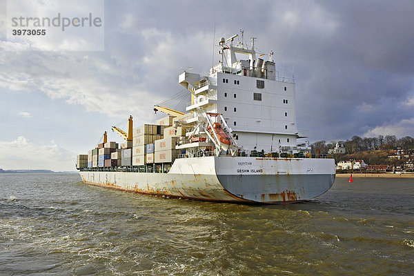 Containerschiff auf der Elbe  Hamburg  Deutschland