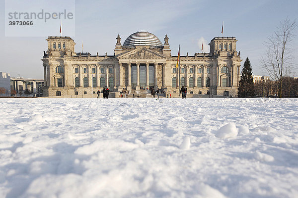 Schnee am Reichstag  Winter in Berlin  Deutschland