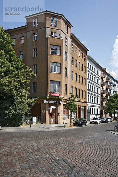 Altbau mit dem Restaurant Henne in der Waldemarstraße in Berlin  Deutschland