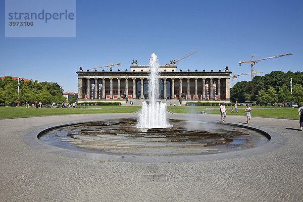 Altes Museum mit Springbrunnen in Berlin  Deutschland