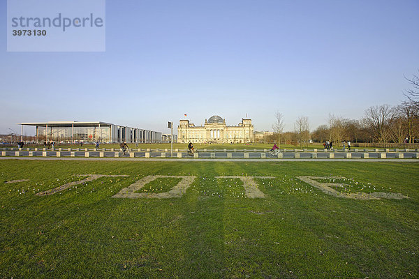 Tote  Schriftzug vor dem Reichstag und Paul Löbe Haus in Berlin  Deutschland