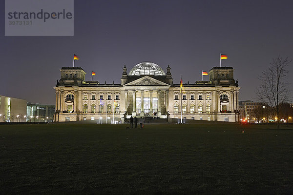Reichstag in der Nacht in Berlin  Deutschland