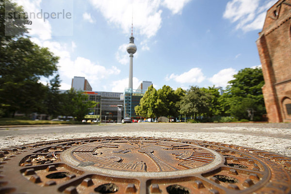 Fernsehturm und Gullydeckel der Berliner Wasserbetriebe in Berlin  Deutschland  Europa