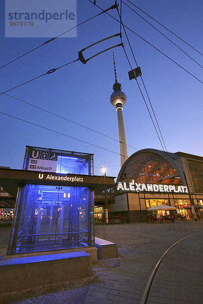 Fahrstuhl zum U-Bahnhof Alexanderplatz und Fernsehturm in Berlin  Deutschland  Europa