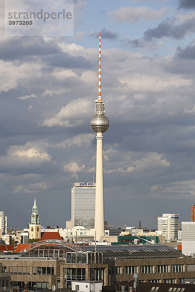 Fernsehturm und Hotel Park Inn in Berlin  Deutschland  Europa
