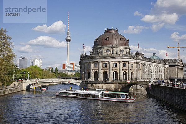 Schiff auf der Spree am Bode Museum auf der Museumsinsel und Fernsehturm in Berlin  Deutschland  Europa