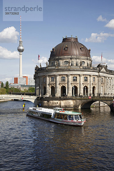 Schiff auf der Spree am Bode Museum auf der Museumsinsel und Fernsehturm in Berlin  Deutschland  Europa