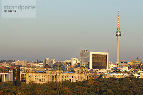 Abendstimmung  Reichstag und Fernsehturm in Berlin  Deutschland  Europa