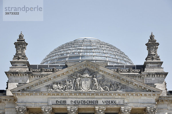 Kuppel vom Reichstag in Berlin  Deutschland  Europa