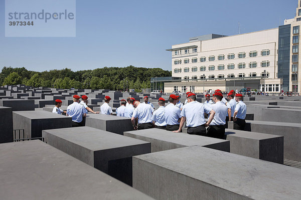 Deutsche Soldaten zwischen Steelen des Denkmal für die ermordeten Juden Europas und amerikanische Botschaft in Berlin  Deutschland  Europa