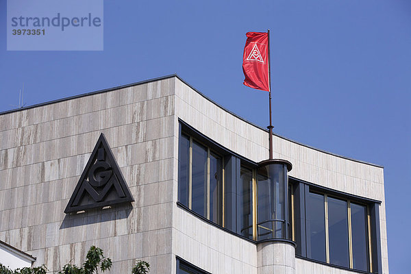 Fahne der IG Metall auf dem Haus der Industriegewerkschaft Metall  IGM  in Berlin  Deutschland  Europa