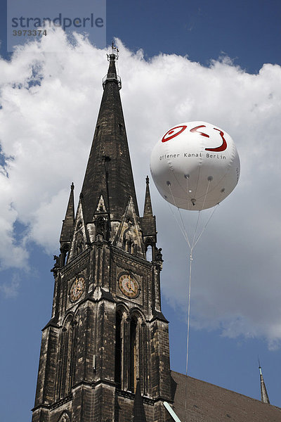 Luftballon Offener Kanal Berlin an der Kirche am Südstern in Berlin  Deutschland  Europa