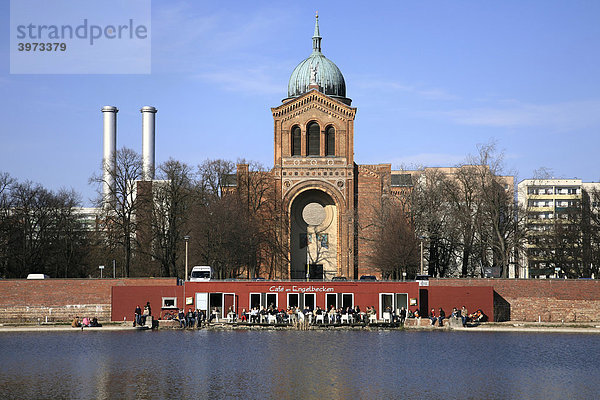 Engelbecken mit Cafe und St. Michaels Kirche in Berlin  Deutschland  Europa