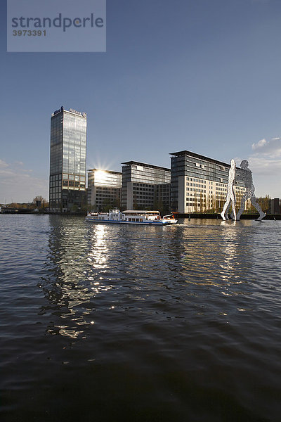 Treptowers  Gebäude der Allianz Versicherung im Osthafen in Berlin  Deutschland  Europa
