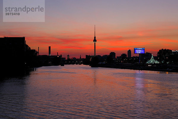Abendrot über der Spree in Berlin  Silhouette vom Fernsehturm  Berlin  Deutschland  Europa