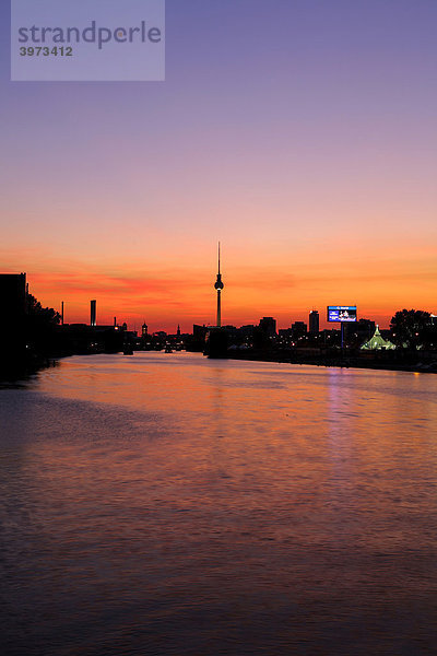 Abendrot über der Spree in Berlin  Silhouette vom Fernsehturm  Berlin  Deutschland  Europa