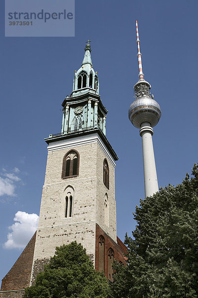 St. Marienkirche und Fernsehturm in Berlin  Deutschland  Europa