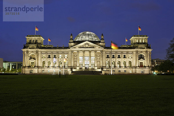 Reichstag mit neuer Beleuchtung in Berlin  Deutschland  Europa