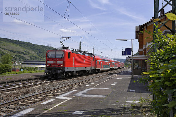 Regionalexpress  RE  im Bahnhof in Oberwesel  Rheinland-Pfalz  Deutschland  Europa