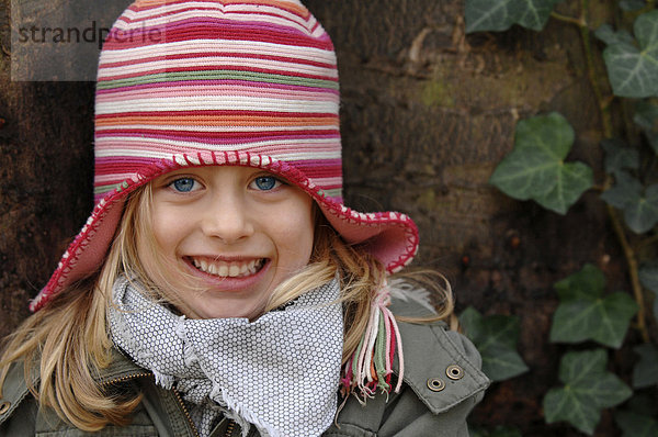 Sechsjähriges Mädchen mit Mütze im Winter  Portrait
