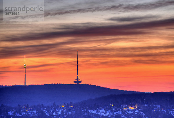 Nachtaufnahme Fernsehturm  links  und Fernmeldeturm  rechts  Wangener Höhe  Stuttgart  Baden-Württemberg  Deutschland  Europa