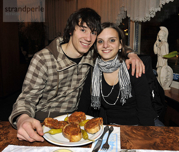 Junges Paar im griechischen Restaurant