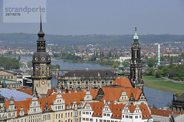 Blick auf Panorama der Stadt Dresden mit Semperoper  Hausmannsturm  Residenzschloss  Hofkirche  Ständehaus und Elbtal  Dresden  Freistaat Sachsen  Deutschland  Europa