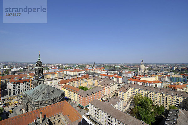 Blick auf Panorama der Stadt Dresden mit Kreuzkirche und Frauenkirche  Dresden  Freistaat Sachsen  Deutschland  Europa