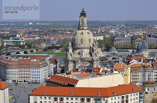 Blick auf Panorama der Stadt Dresden mit Kreuzkirche und Frauenkirche am Neumarkt  Dresden  Freistaat Sachsen  Deutschland  Europa
