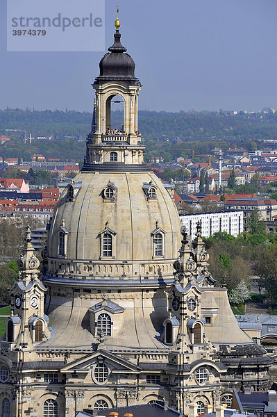 Blick auf Kuppel der Frauenkirche mit Aussichtsterrasse in der Laterne  Dresden  Freistaat Sachsen  Deutschland  Europa