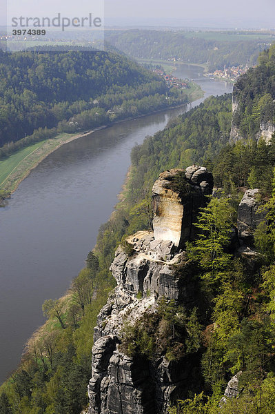 Blick über die Felsformationen der Bastei auf die Elbe  Sächsische Schweiz  Elbsandsteingebirge  Freistaat Sachsen  Deutschland  Europa