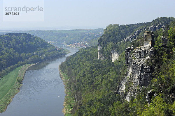 Blick über die Felsformationen der Bastei auf die Elbe  Sächsische Schweiz  Elbsandsteingebirge  Freistaat Sachsen  Deutschland  Europa