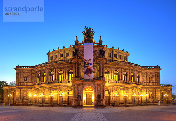 Nachtaufnahme illuminierte Semperoper beflaggt am Theaterplatz  Dresden  Freistaat Sachsen  Deutschland  Europa