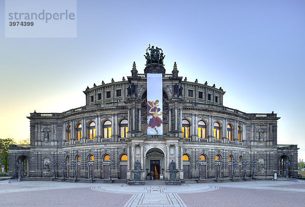 Semperoper beflaggt am Theaterplatz  Dresden  Freistaat Sachsen  Deutschland  Europa