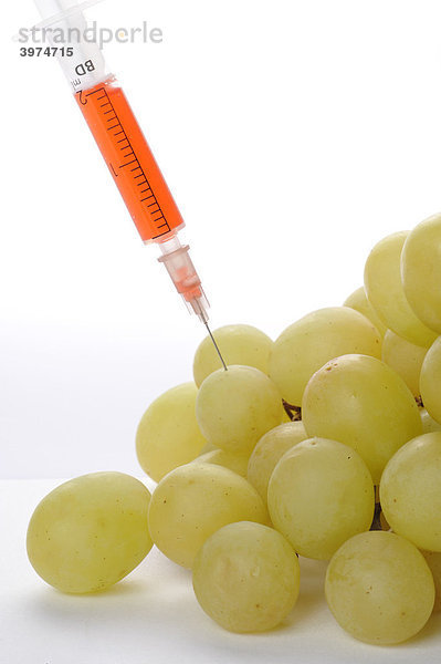 Spritze in Weintrauben  Symbolbild  genmanipulierte Lebensmittel