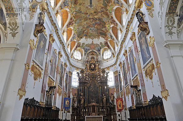 Chorraum  gotische  barockisierte  simultane Stadtpfarrkirche  Simultaneum  St. Martin  Biberach an der Riß  Baden-Württemberg  Deutschland  Europa